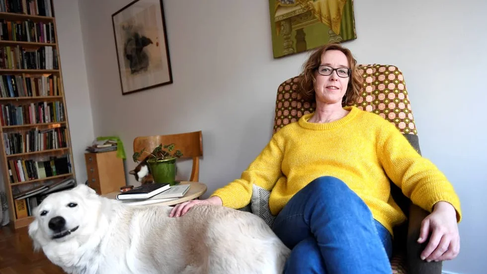 Hemma. Poeten och skribenten Aase Berg fyller 50 år. Hunden heter Ia, är en vit herdehund och är nio år gammal.