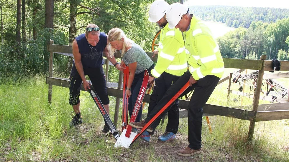 Redo. Tobias Trillon Persson och Åsa Eriksson från alpinklubben och Johan och Stefan Kits från entreprenören sätter spaden i jorden.
