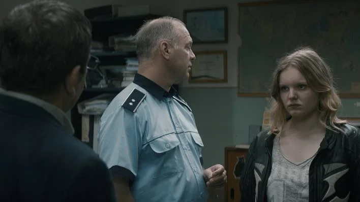 I Cristian Mungius "Prövningen" utsätts Eliza (Maria Dragus) för ett våldtäktsförsök på väg till skolan. Det får hennes far Romeo (Adrian Titieni) ur balans.