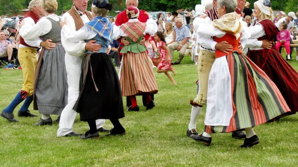 ringdans. Midsommar i Knivsta.