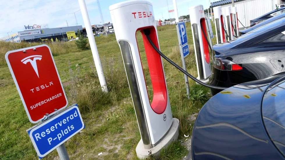 Här syns en av Teslas laddstationer i Sverige – nu ska de bli fler.
