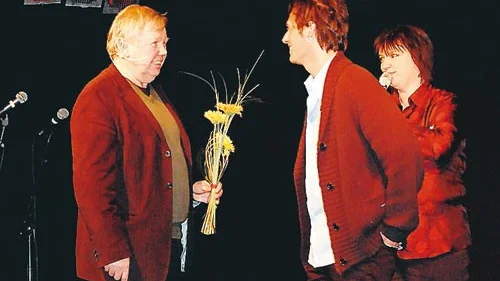 Mariannelundsprofilen Johan Zedig fick ta emot blommor från Bert Karlsson, för sin titel som årets företagare 2008.