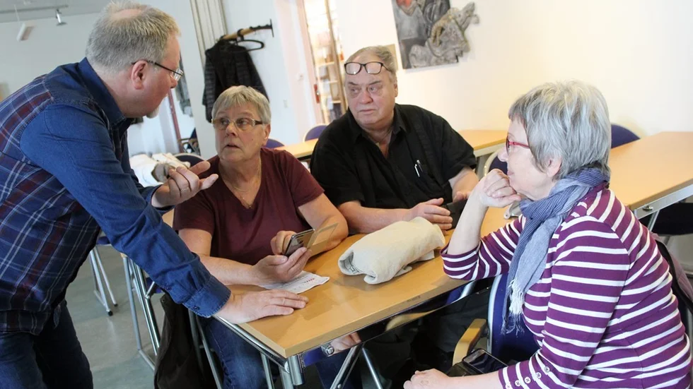 Inger och Christer Wastesson samt Carin Hermansson får lite bättre inblick i den digitala världen genom Tommy Elmgren på ABF. Foto: Charlotte Madestam