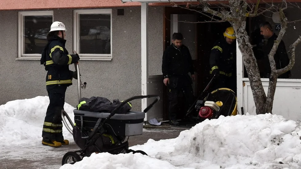 Räddningstjänsten fick snabbt ut den brinnande barnvagnen ur trapphuset.