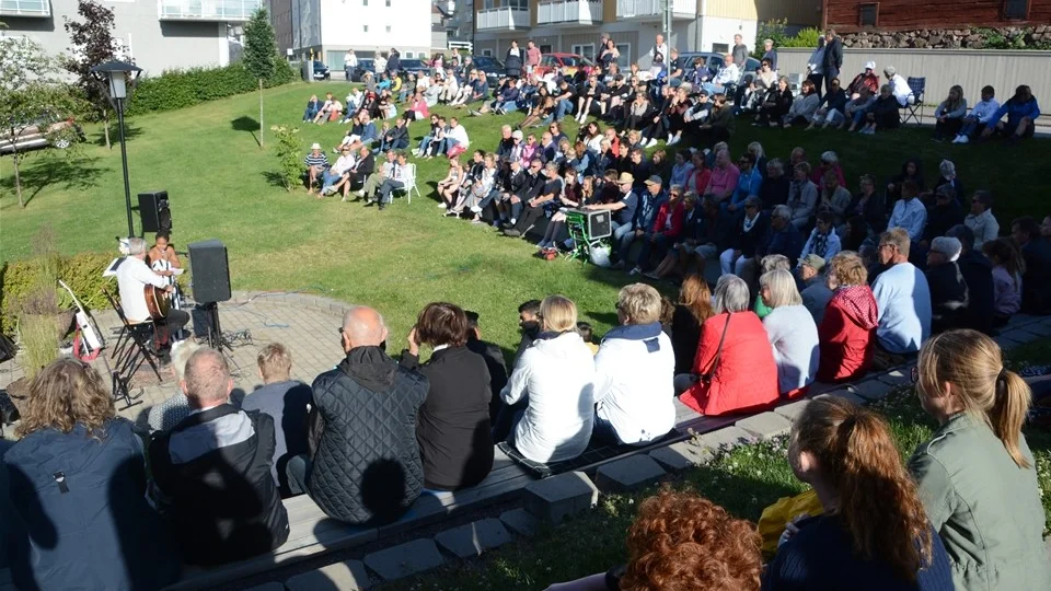 Det kom 200-250 personer till första kulturkvällen vid Warmbadhuset. Publik som inte bara njöt av underhållningen och stämningen utan också visade sig vara riktigt skönsjungande. ”En eloge till publiken”, säger Göran Nachtweij. Foto: Magnus Strömsten