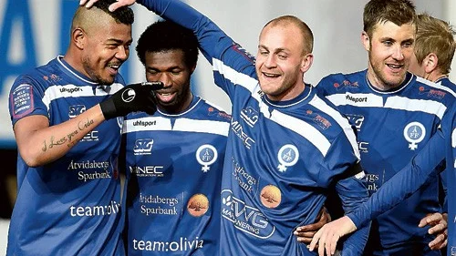 Åtvidabergs Mohammed Abubakari (2:a fr v) jublar med lagkamraterna efter sitt 2-0 mål under måndagens allsvenska fotbollsmatch mellan Åtvidabergs FF och IF Elfsborg på Kopparvallen i Åtvidaberg. Foto: Scanpix