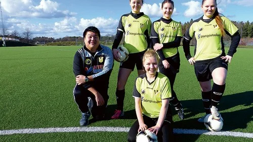 ÖV United går in på sitt andra år, det är ett samarbete mellan  Vikingstads SK och IK Östria Lambohov. Här är tränaren Daniel Andersson  och spelarna Lovisa Wennerholm (sittande) samt från vänster Clara van  den Bos, Karolina Slycke, Paulina Ringqvist.