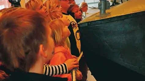 Många barn ville titta närmare på de gamla flygplanen.