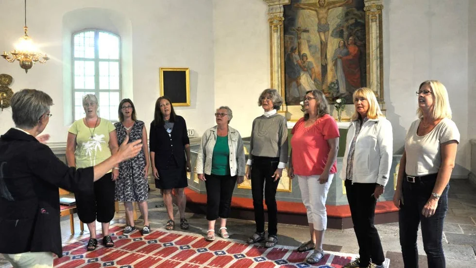 Ton. Från vänster, Marie Dimpker leder Maud Axelsson, Johanna Nilsson, Birgitta Svensson, Elisabeth Larsson Barbro Lokrantz, Katharina Axelsson, Lena Lindberg och Pia A Karlsson, i sång.