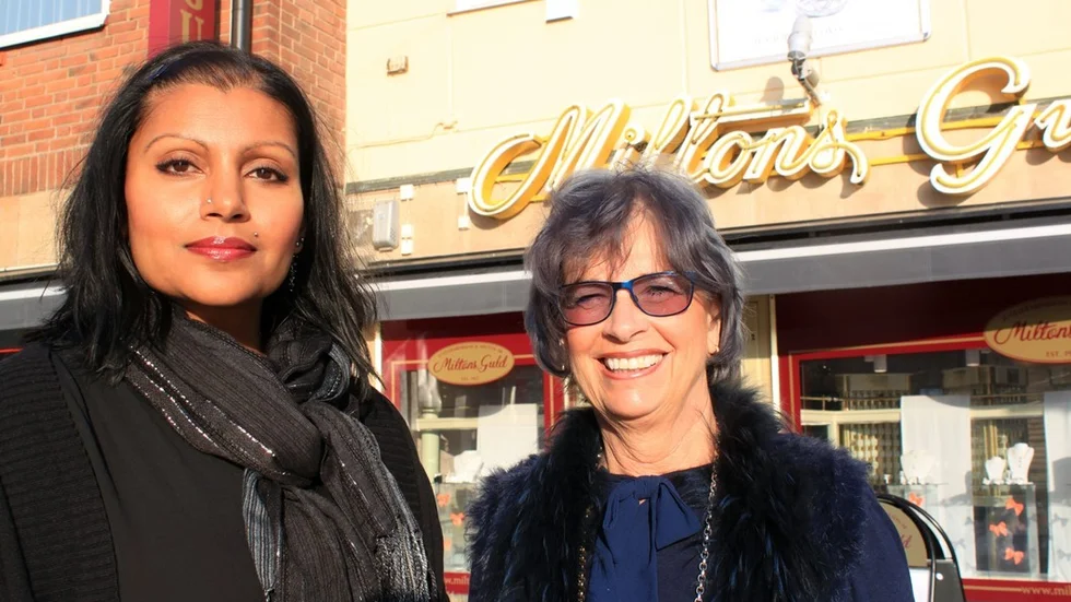 Ann-Charlotte Forsberg Andersson lämnar över familjeföretaget Miltons Guld till Clara Johansson från och med 1 december. "Driver man ett litet företag blir det nästan som ens barn", men nu känns det skönt. Och jag är glad att Clara har fackkunskapen.