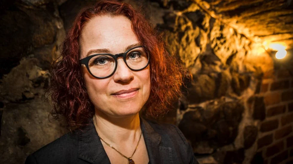 Bland de medeltida valven på Domtrappkällaren känner sig Emelie Schmidt Wikborg hemma. Hennes debutroman "När svanen svartnar" utspelas på medeltiden och i Uppsalatrakten.