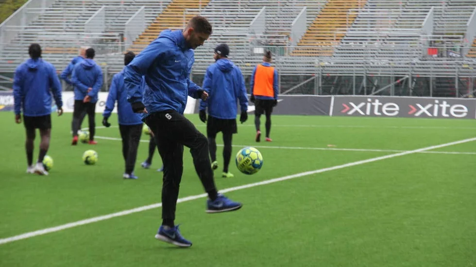Åhman Persson leker med bollen under torsdagens träning.