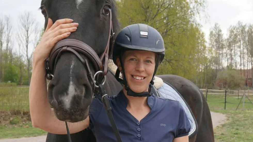 Malin Aldal hittade ridsporten som 15-åring. Nu 28 år senare har hon tagit över som ny ordförande i Upplands ridsportförbund. Här ses hon med egna dressyrhästen Rjazanov.