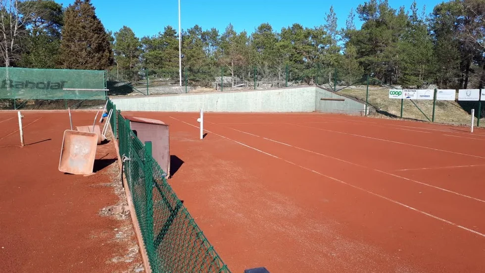 Bevattningsförbudet som drabbat tennisbanan i Öregrund har fårr en lösning.