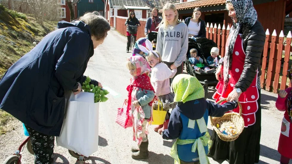 Överallt där någon passerade stannade de till och gav ett kort och sjöng en snutt.
