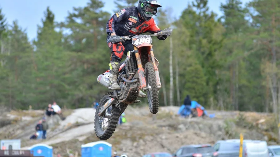 Se Jimmy Wicksell & co tävla i SM-premiären i motocross.