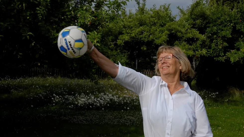 Än kan snart 80-åriga Ann-Mari Bodin ladda för skott, oavsett om det gäller handboll eller fotboll.