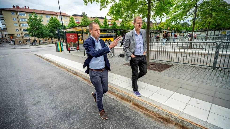 Erik Pelling (S) och Mats Norrbom, stadsbyggnadsdirektör, säger att spårvägen är en viktig del av Uppsalas framtida stadsutveckling. En av de frågor som återstår att lösa är anslutningen av spårvägen till Resecentrum.