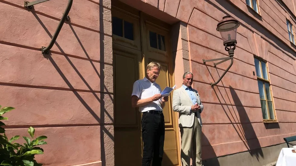 Landshövdingen Göran Enander delar ut priset Årets hedersupplänning till Göran Ulväng.