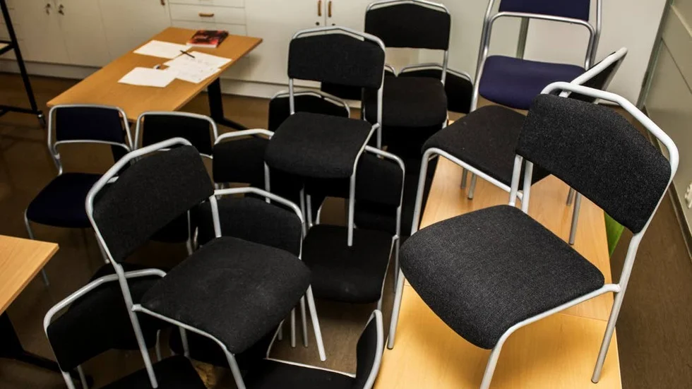 Miljö- och byggnadsnämnden står fast vid kravet på att textilklädda möbler i skolor ska dammsugas varje dag.