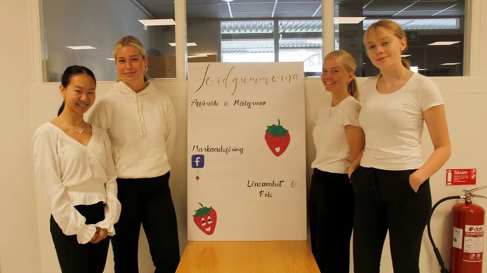 Jordgummorna, fr v Lisa Boeckert-Åman, Jennifer Hagman, Freja Törnberg, Tindra Bielfeld hoppas dagligen sälja 100 liter jordgubbar från lokala och Uppsalaodlare.