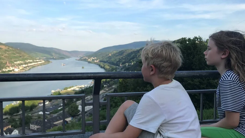 Familjen bodde på vandrarhemmet i borgen Stahleck vid Rhen.