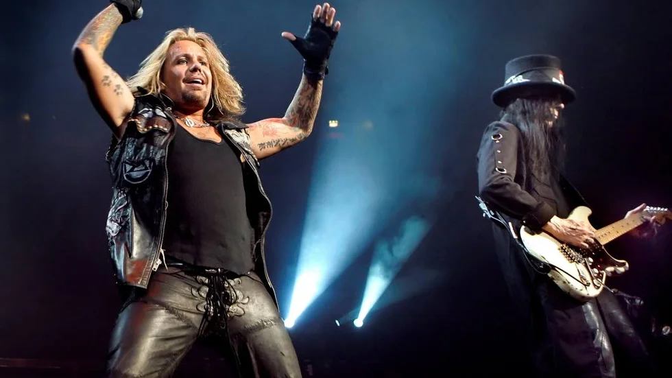 Mötley Crüe var under sin stortid kända för sitt vilda leverne, men har varit smarta nog att paketera om sin historia något till filmatiseringen av biografin "The Dirt".