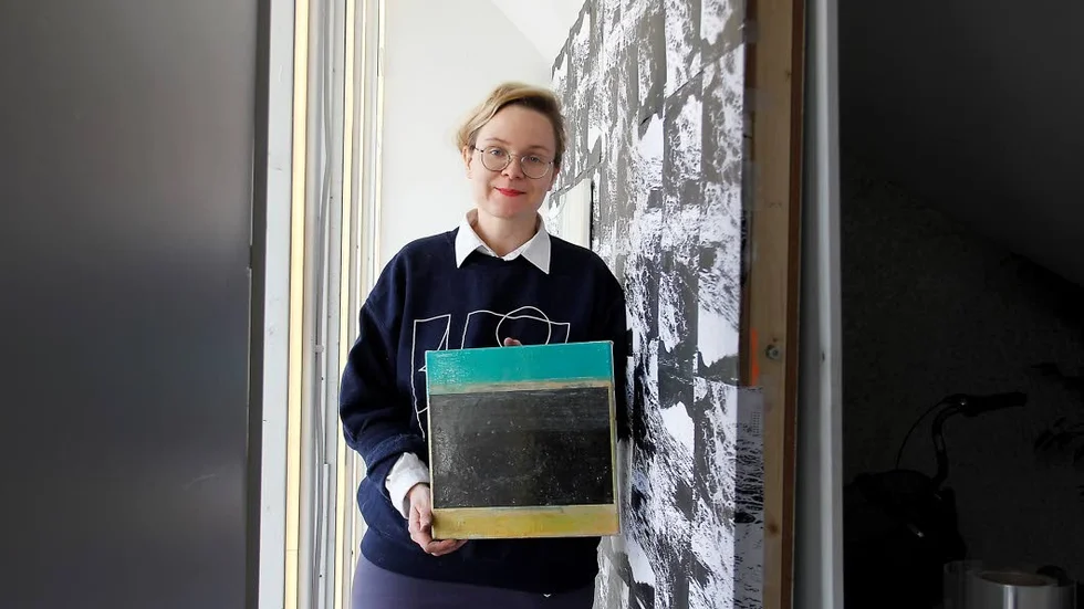 Anna Törrönen svarar för årets första utställning i bibliotekets Konstfönster. Den läkande stenen är titeln på utställningen.