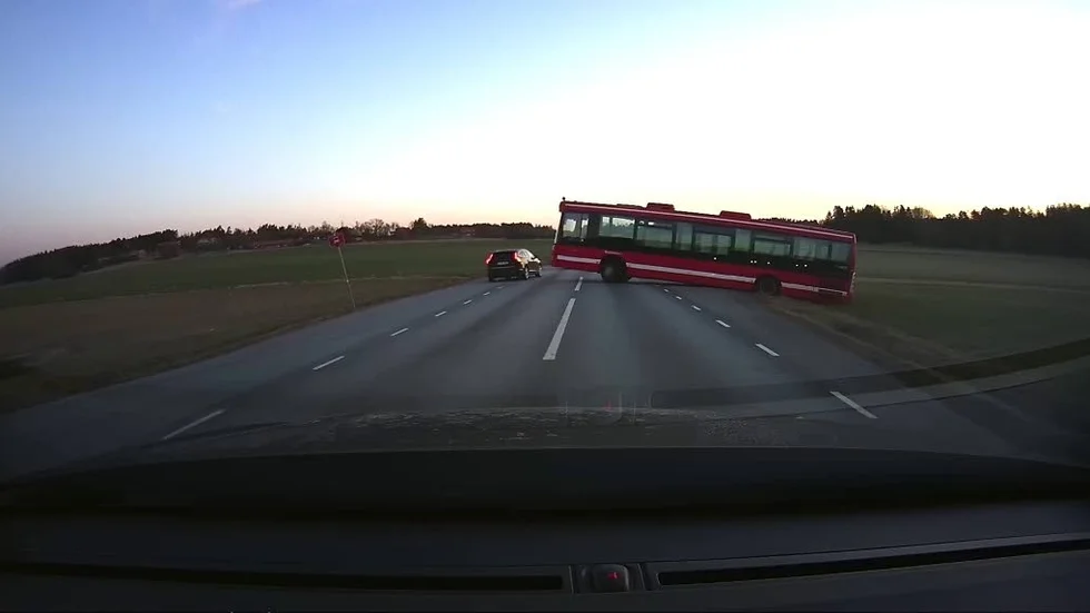 Under onsdagsmorgonen körde en av SL:s bussar av Sigtunavägen.