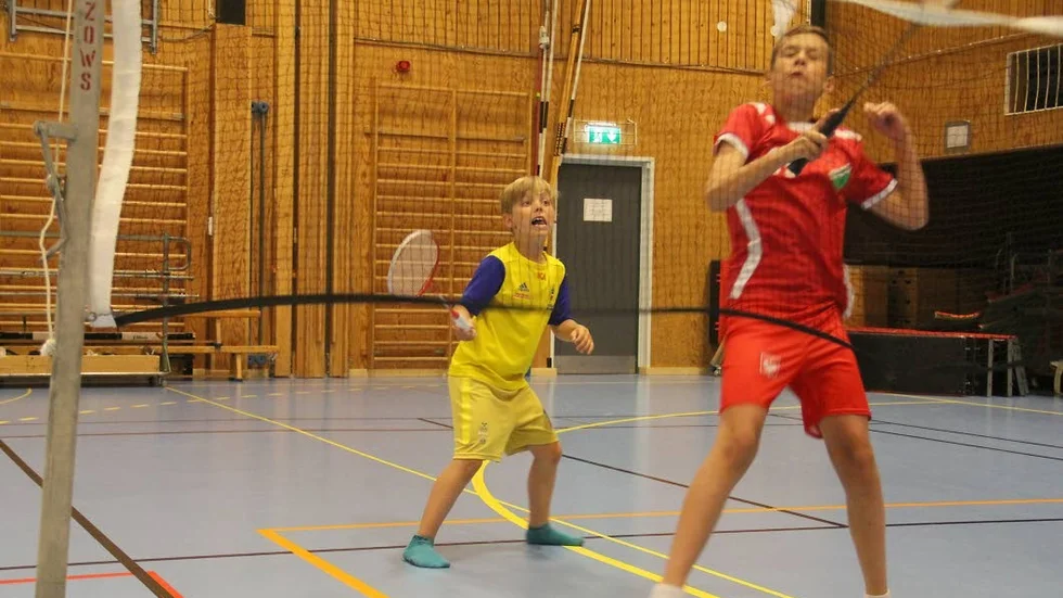 Ted Karlqvist och Patrik Mierny har svårt att returnera bollen som Filip Michalski slagit.