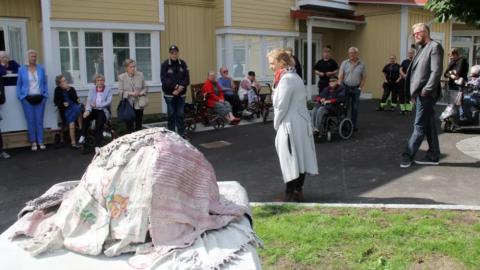 Under torsdagen invigdes en ny skulptur som tillverkats av gamla broderier på trygghetsboendet Björkgården.
