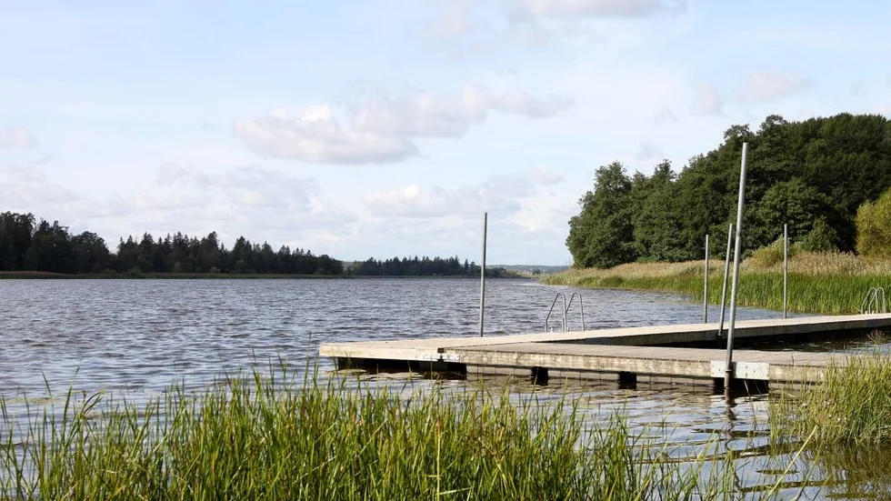 Örsundaån leder ut i Alstasjön och därefter går vattnet vidare ut i Mälaren.