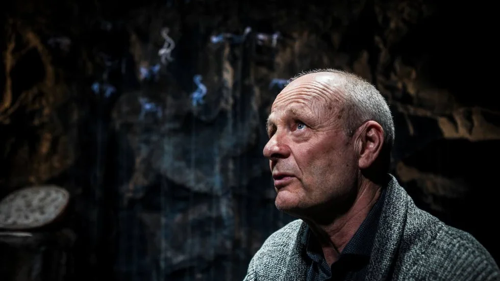 Gustav Levin gör sin sista roll som anställd på Uppsala stadsteater i monologen "Trumbäraren". I en av sina allra första roller gjorde han entré på snöskoter på Jokkmokks marknat när Norrbottensteatern satt upp "Ett drömspel".