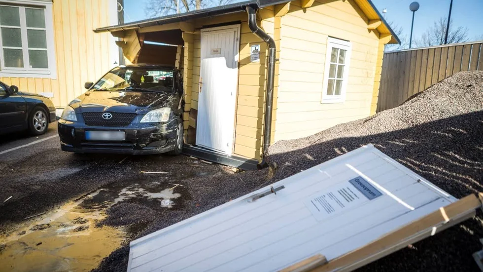 Föraren ska ha klarat sig utan skador. Men taket riskerar att falla ner när bilen ska bärgas.