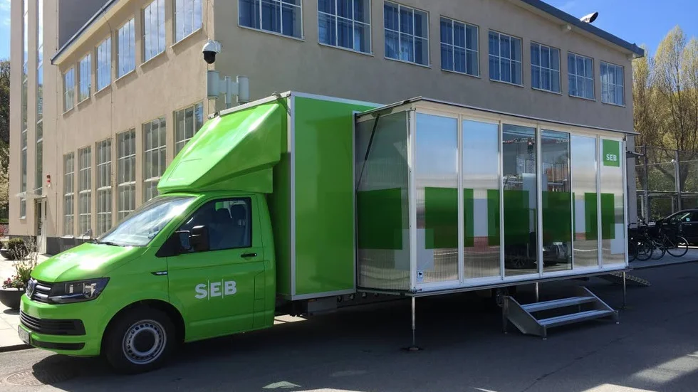 Den mobila bankbussen besöker orter där SEB inte längre har något kontor, som i Enköping.