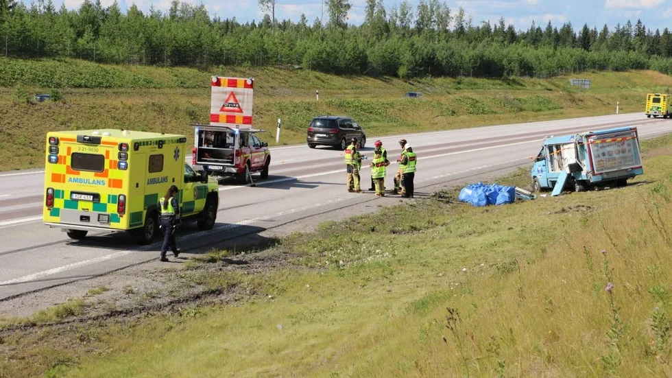 Föraren till glassbilen fördes till sjukhus med ambulans, men ska enligt polisen inte vara allvarligt skadad.