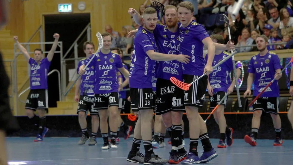 Markus Åkerfeldt, till vänster, jublar tillsammans med en annan Hagundaprodukt: Daniel Wadberg. Tillsammans med Kristian Adolfsson är de trion som har Hagunda som moderklubb i den nuvarande truppen.