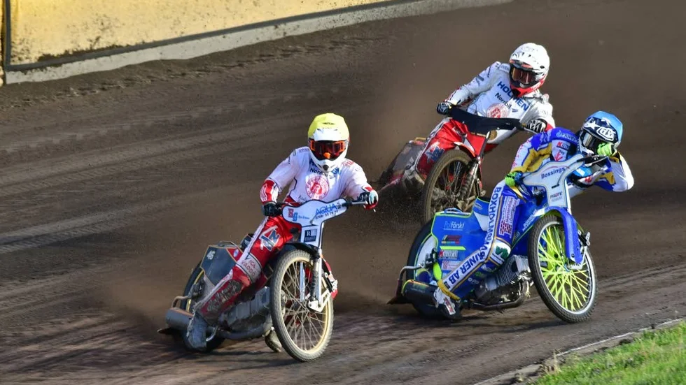 Rospiggarnas Robert Lambert leder sitt andra heat före Piraternas, Pawel Przedpelski med Tero Aarnio, Rospiggarna, trea i bild. Lambert gjorde en riktigt bra insats på Dunteberget.