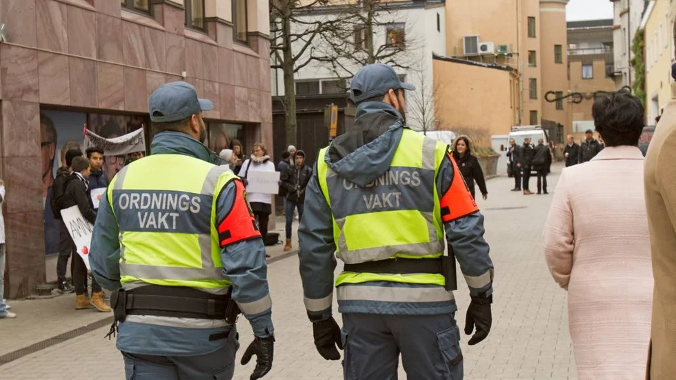 Trygghetsvakterna från All-bevakning patrullerar centrala Uppsala på uppdrag av kommunen.