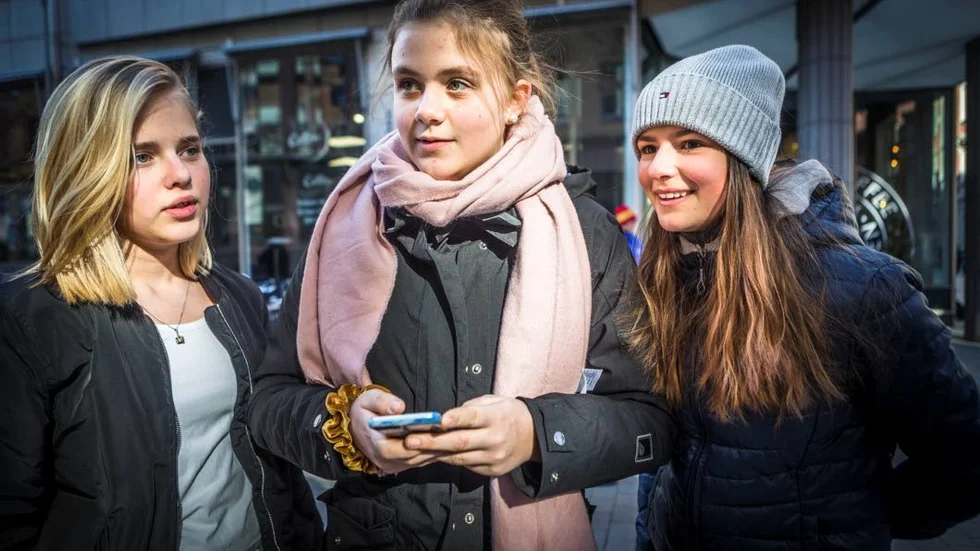 Elsa Gref, Junia Winninge och Maria Cederlund, alla 15 år, kollar in klimatenkäten på unt.se. De har alla tre gjort förändringar det senaste året för att leva mer klimatvänligt och är upprörda över att politiker inte visar mer handlingskraft för att vända utvecklingen.