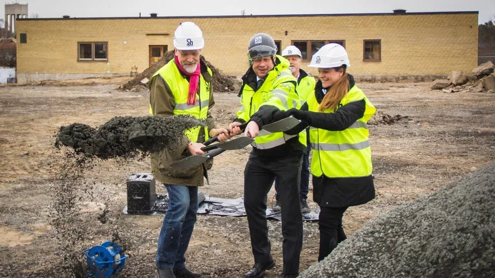 Nya Frösåkersskolan byggs på fel plats, skriver Berit Holm gren. Bildene visar första spadtaget med kommunstyrelsens ordförande Jacob Spangenberg (C), Lasse Svensson, vd på SH Bygg och Josefine Nilsson (C), ordförande i barn- och utbildningsnämnden.