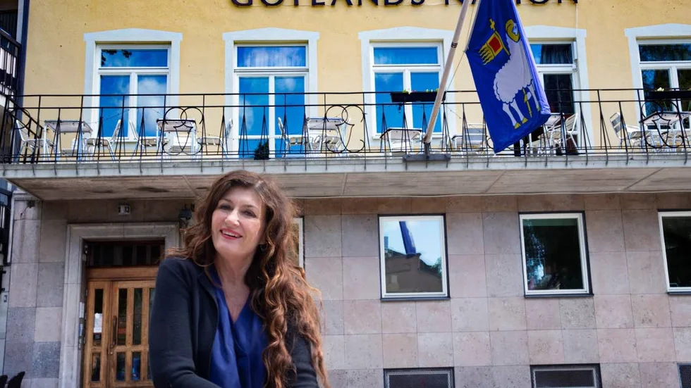 På Gotlands nation inleds Mari Jungstedst nya deckare. Författaren är numera hedersledamot på nationen och bevistade bland annat senaste vårbalen.