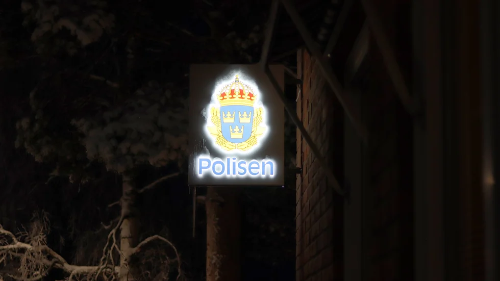 Sex personer för krävdes för att hålla fast mannen på polisstationen.