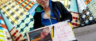 Hemlöse Kaj, 76, tillverkar egna pins – skänker pengarna till barnen i Ukraina