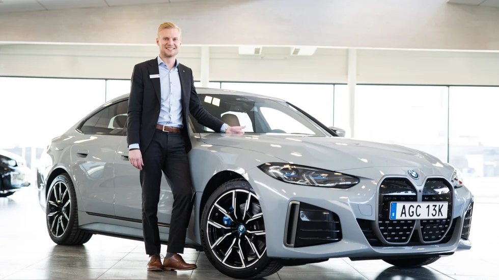 "Det syns att den är en elbil men den har fortfarande väldigt mycket av BMW:s dna som häftiga detaljer, snygg design och ett riktigt bra Harman/Kardon-ljudsystem som levererar en upplevelse likt att vara på konsert", säger Mattias Svedh.