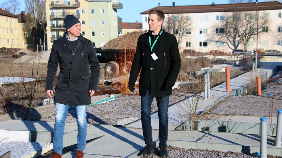 "Äntligen!" Idrottsutvecklingschef Andreas Hagström och Erik Styrenius på Lejonfastigheter gläds åt att det nu går att bygga nya idrottshallar vid Berzeliusskolan.