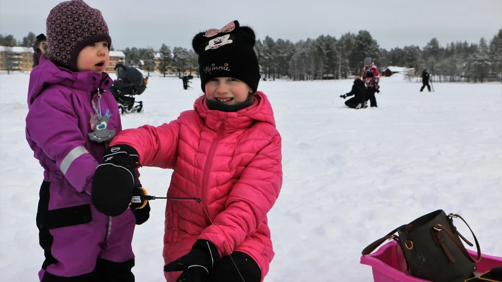 Systrarna Lisa, 2 år, och Doris Wiklund, 7 år, hjälptes åt med att försöka få en firre på kroken. 