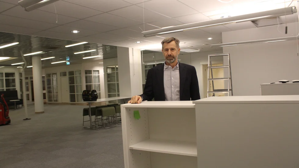 Åtvidabergs sparbank satsade på nya möbler och ny design i sina nya lokaler. Kvar blev både snygga och funktionella möbler och inredning. Vd Christian Ottosson låter nu auktionera ut dessa till förmån för humanitära insatser i Ukraina.