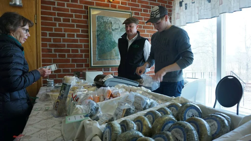 Familjemejeri. Magnus och Emil Ydrestrand sålde ostar och ostkaka från familjemejeriet i Brostorp.