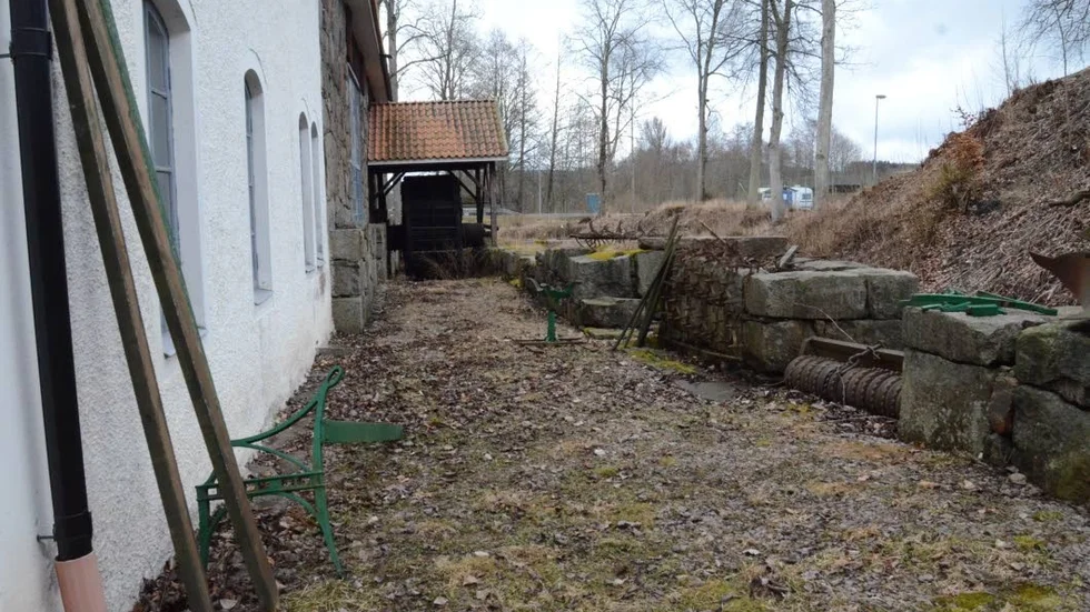Resterna. Resterna efter möblerna ligger på baksidan av bruksmuseet.